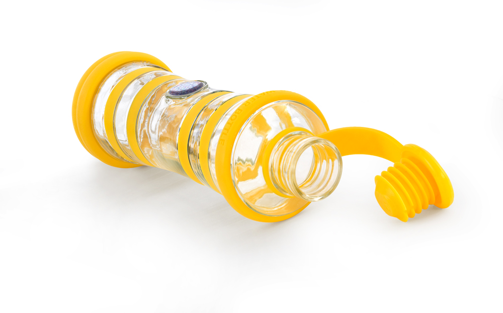 Bouteille i9 Solaire jaune: La bouteille i9 permet de dynamiser l'eau et de l'informer avec des informations à très hautes vibrations. La bouteille i9 "nettoie" l'eau de toutes ses mémoires indésirables et augmente sa concentration en photons, autrement dit son énergie. Offrez vous la bouteille i9. On choisira la bouteille i9 Solaire pour la couleur jaune de ses anneaux de protection, pour la joie, pour l'équilibre du chakra plexus solaire. Achetez votre bouteille i9 sur le site officiel