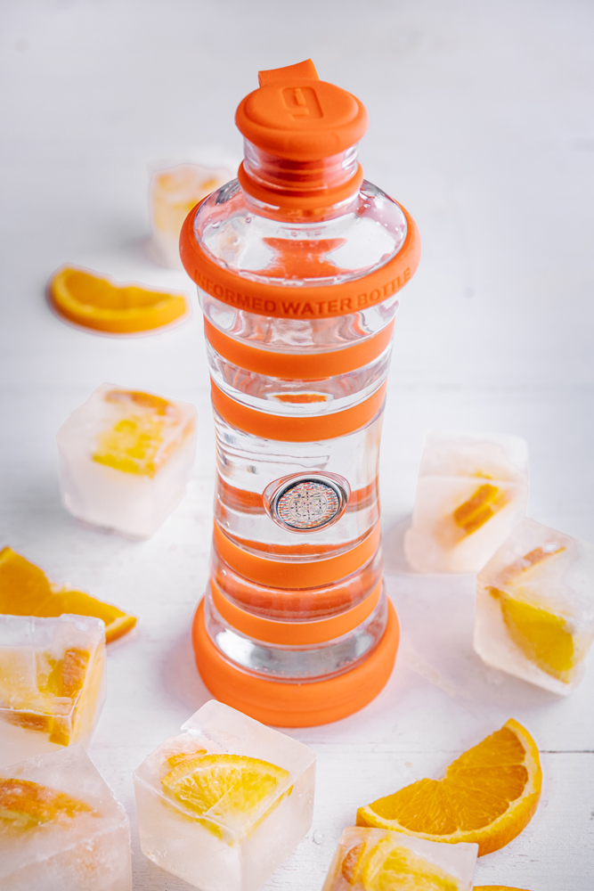 Bouteille i9 Inspiration orange: La bouteille i9 permet de dynamiser l'eau et de l'informer avec des informations à très hautes vibrations. La bouteille i9 "nettoie" l'eau de toutes ses mémoires indésirables et augmente sa concentration en photons, autrement dit son énergie. Offrez vous la bouteille i9. On choisira la bouteille i9 Inspiration pour la couleur orange de ses anneaux de protection, pour l'inspiration et le travail sur les émotions, pour l'équilibre du chakra sacré. Achetez votre bouteille i9 sur le site officiel