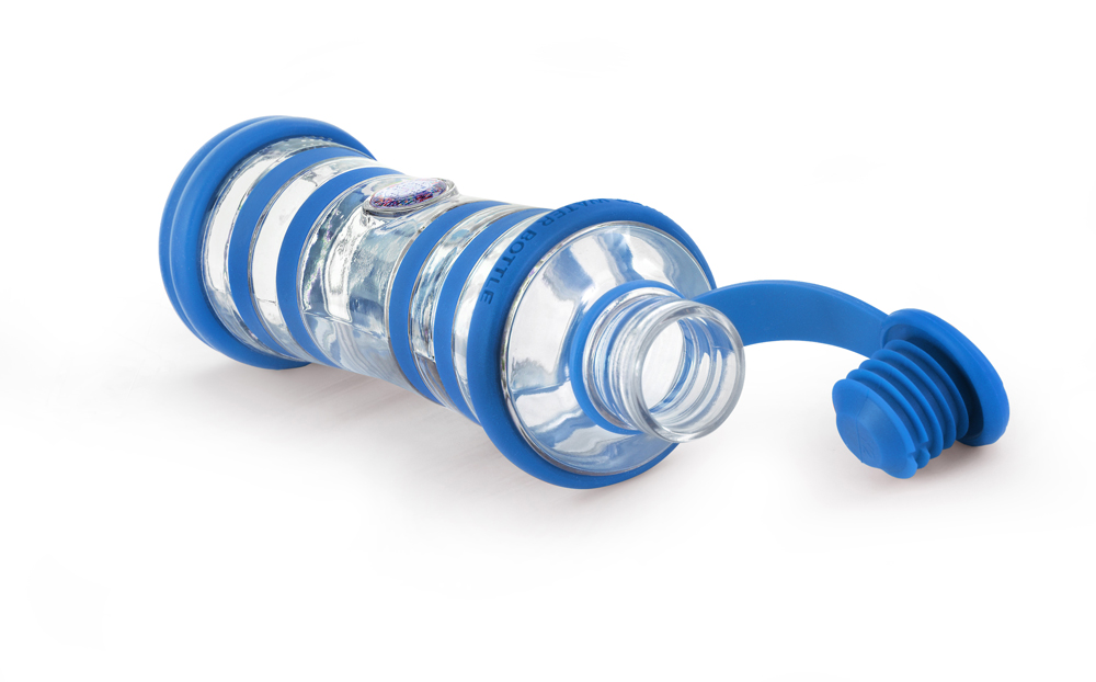 La bouteille i9 permet de dynamiser l'eau et de l'informer avec des informations à très hautes vibrations. La bouteille i9 "nettoie" l'eau de toutes ses mémoires indésirables et augmente sa concentration en photons, autrement dit son énergie. Offrez vous la bouteille i9. On choisira la bouteille i9 relaxation pour sa couleur bleue, pour travailler l'équilibre et la communication, le chakra gorge