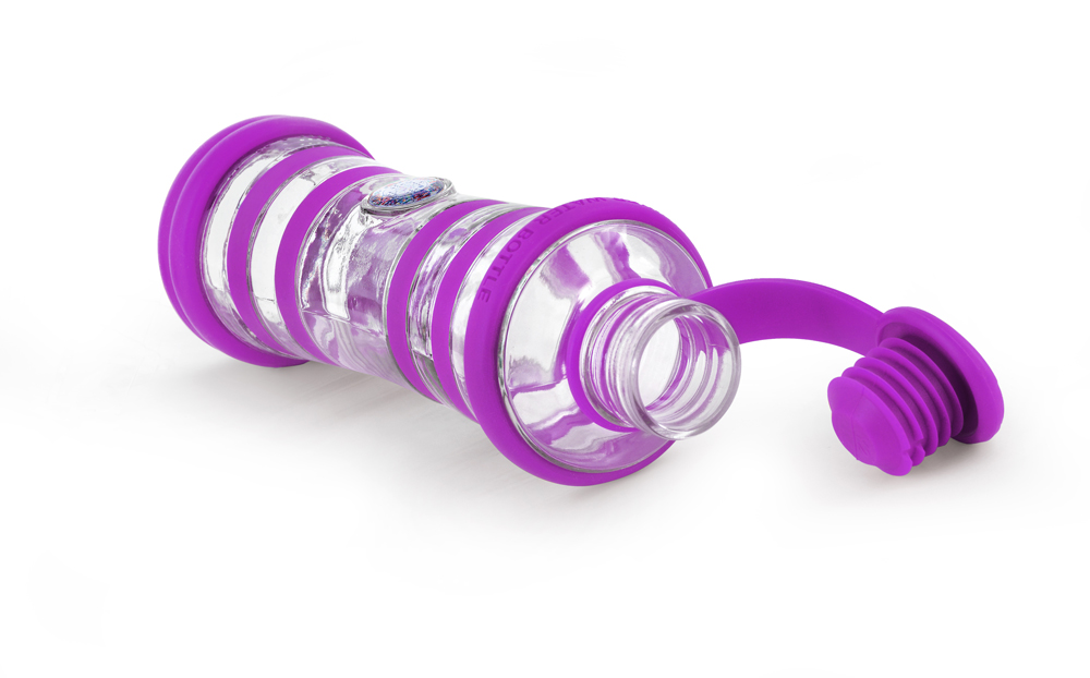 La bouteille i9 permet de dynamiser l'eau et de l'informer avec des informations à très hautes vibrations. La bouteille i9 "nettoie" l'eau de toutes ses mémoires indésirables et augmente sa concentration en photons, autrement dit son énergie. Offrez vous la bouteille i9. On choisira la bouteille i9 Sagesse pour la couleur violette de ses anneaux protecteurs, pour travailler l'équilibre et l'imagination, le chakra couronne.