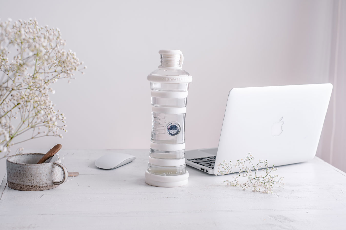 boire de l'eau au bureau avec sa gourde en verre