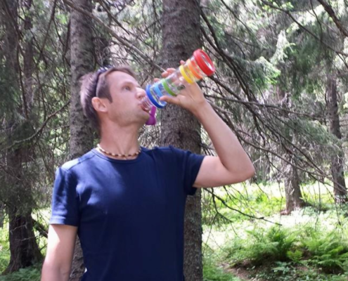 boire de l'eau en randonnée, en montagne