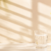 Bouteille i9 Solaire jaune et verre d’eau en période de canicule.