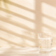 Bouteille i9 Solaire jaune et verre d’eau en période de canicule.